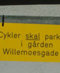 Illustration formalia - bild av skylt som s&auml;ger att cyklar ska parkeras p&aring; g&aring;rden
