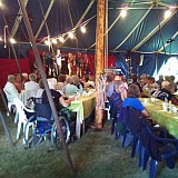 Koncert inne i det stora tältet vid Steninge visfestival