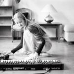 Amalie riggar för sändning på golvet med keyboard och dator.